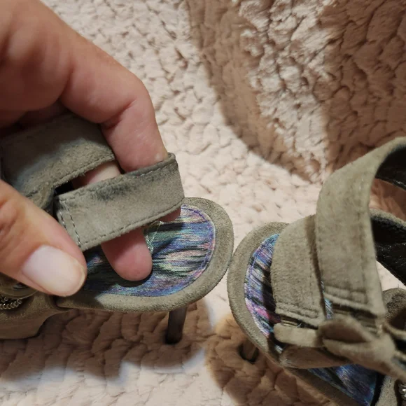 Sam Edelman Tan Heeled Shoes with Artistic Detailing - Picture 10 of 10